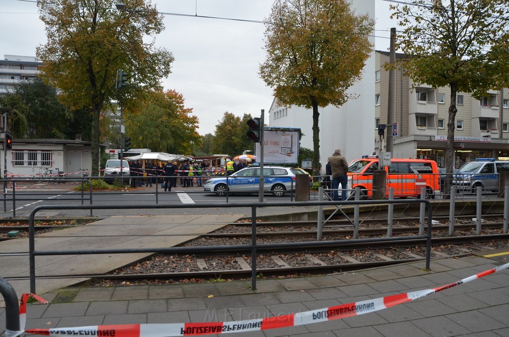 Attentat auf Fr Reker Koeln Braunsfeld Aachenerstr Wochenmarkt P02.JPG - Miklos Laubert